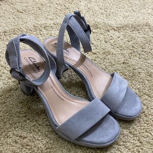 Clarks NWT Ambyrlyn bay blue grey suede strappy sandals heels size 6.5